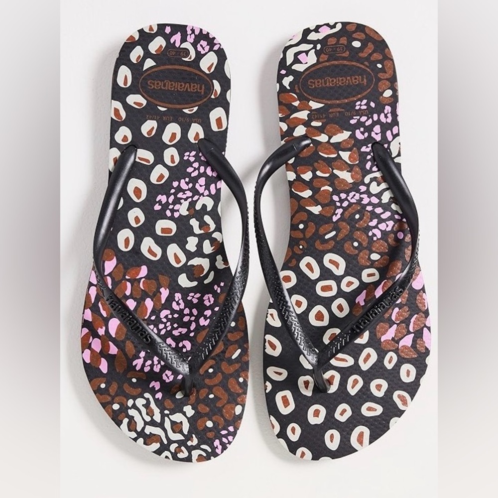 NWT Havaianas Black and Multicolor Patterned Sandals